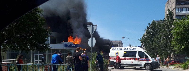 В Днепре на Слобожанском горит автосалон "Lada"