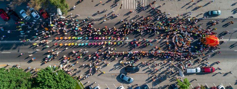 В Днепре 200 человек перекрыли набережную и начали раздавать конфеты