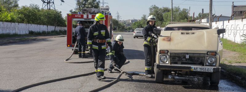 В Днепре на Набережной Заводской загорелась "Нива"