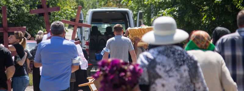 В Днепре похоронили супружескую пару и 11-летнего ребенка, которые погибли в жуткой аварии на Малиновского