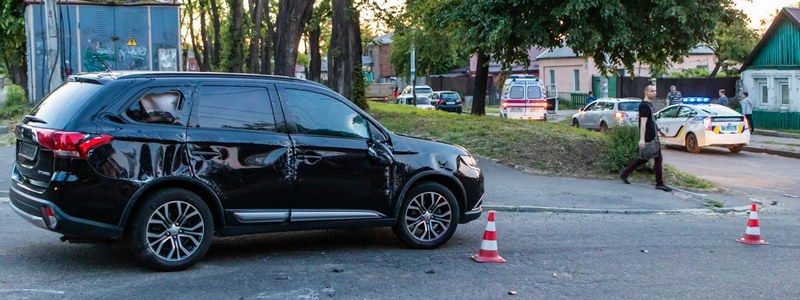 В Днепре на Щепкина Mitsubishi столкнулся с Volkswagen и перевернулся