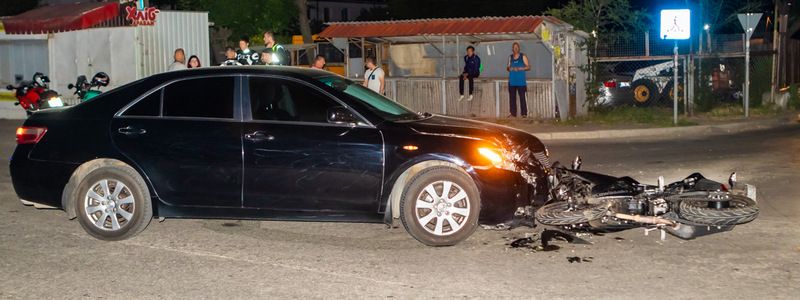 В Днепре на Сухомлинского Toyota столкнулась с мотоциклом: парня забрала скорая