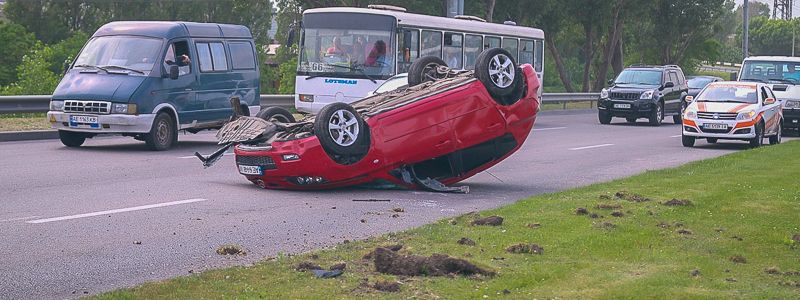 На Набережной Заводской Mazda вылетела на встречку и приземлилась на крышу