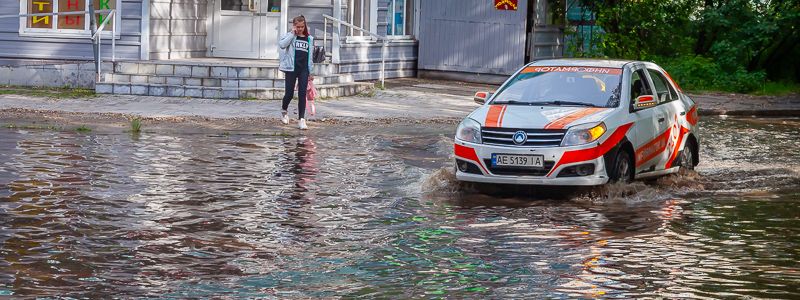 Перебраться только вплавь: в Днепре затопило целый район