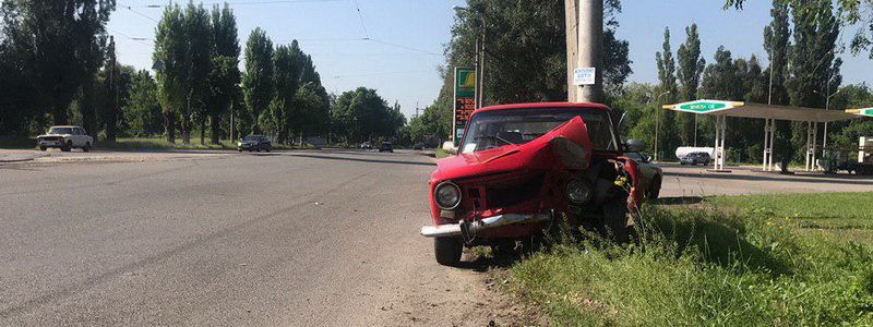 В Днепре на Богдана Хмельницкого ВАЗ влетел в столб