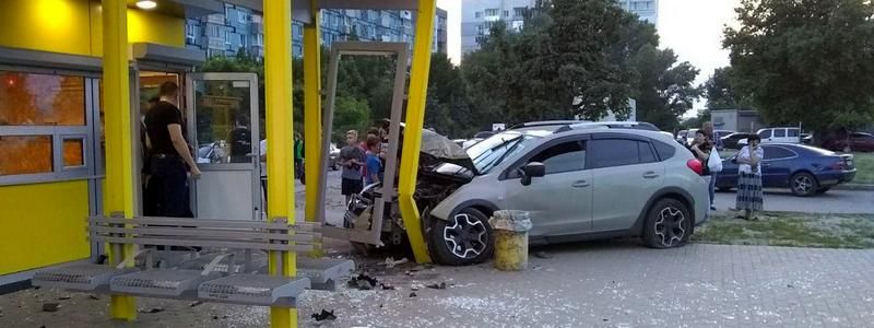 В Днепре Subaru на скорости влетел в остановку: пострадала женщина