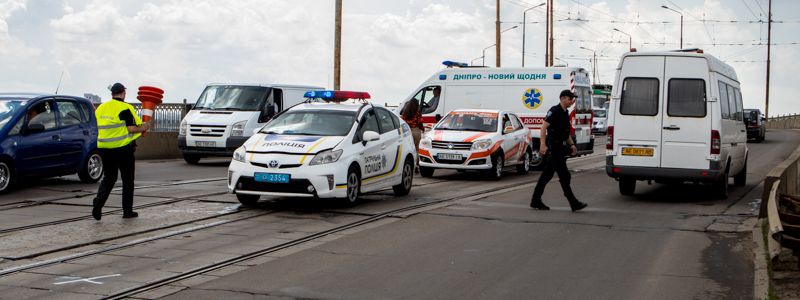 В Днепре на Амурском мосту столкнулись Hyundai и Suzuki: образовалась пробка