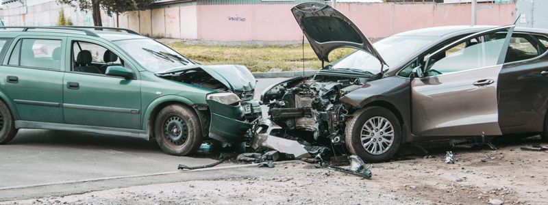 В Днепре на Генерала Захарченко Kia и Opel столкнулись "лоб в лоб"