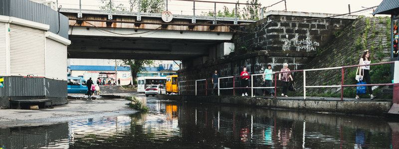 "Мокрые кроссы" и холодные носы: Днепр снова накрыло дождями