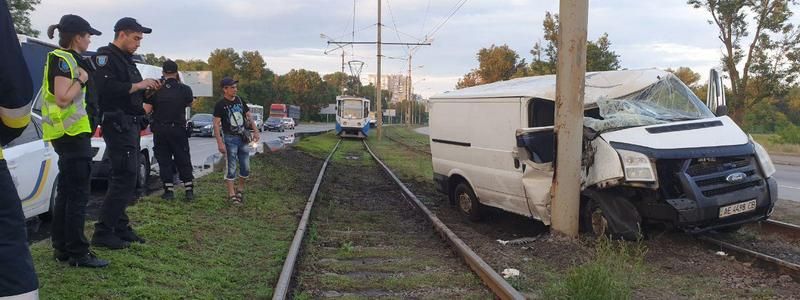 В Днепре возле Кайдакского моста Ford вылетел на рельсы и врезался в столб: пострадала женщина