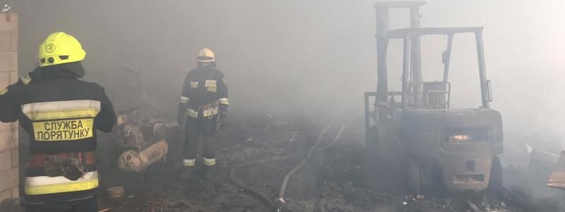 Под Днепром почти 3 часа горел ангар