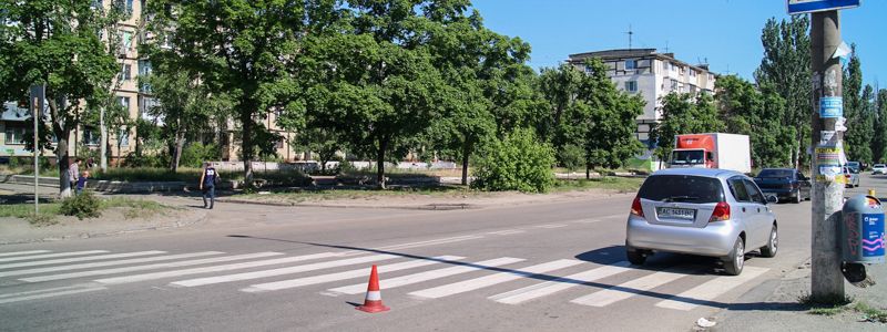 В Днепре напротив АТБ на Петра Калнышевского Chevrolet сбил бабушку с ребенком