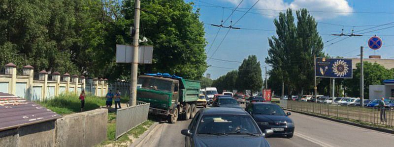 В Днепре на Макарова КамАЗ снес пешеходное ограждение