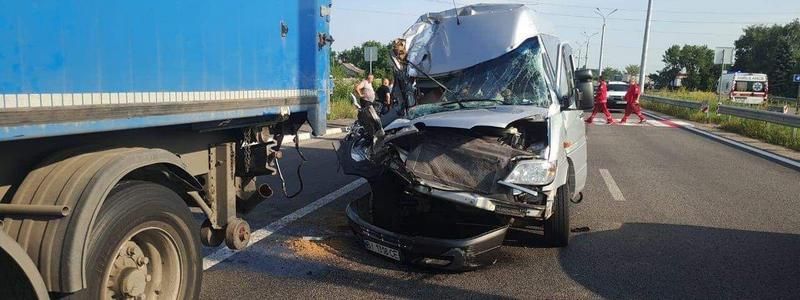 На трассе под Днепром автобус со школьниками врезался в грузовик: дети в больнице