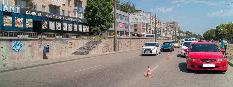 В Днепре на проспекте Богдана Хмельницкого женщина выскочила под колеса Honda