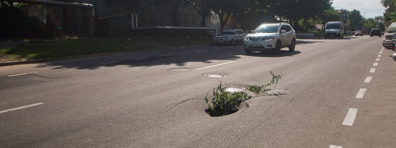 В Днепре на улице Антоновича снова появилась глубокая яма