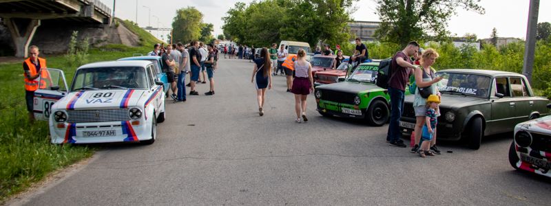 В Днепре десятки людей собрались, чтобы посмотреть дрифт на "жигулях"