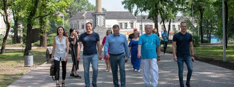 В Каменском открыли сквер после реконструкции