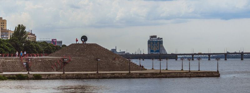 Днепр устал радоваться солнышку и погрузился в кучерявые облака