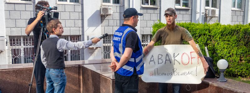 Под Киевом полицейские застрелили ребенка: на митинг в Днепре вышел один человек