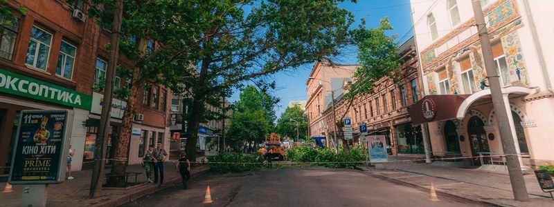 В Днепре перекрыли улицу Короленко: в центре города образовались пробки