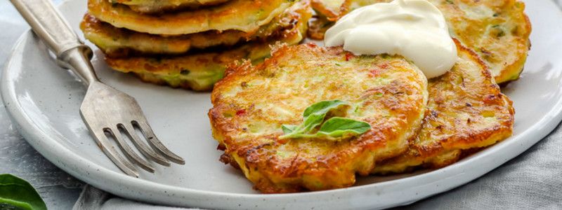 Полезные и вкусные рецепты: как приготовить оладьи из кабачков
