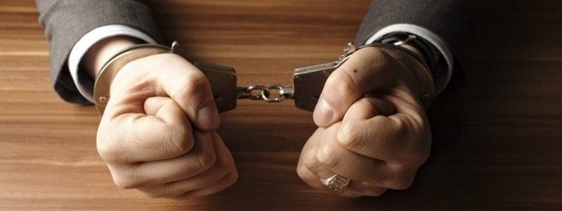 В Днепре мужчина представлялся начальником СБУ и полицейским, а дома хранил гранаты и карабин 