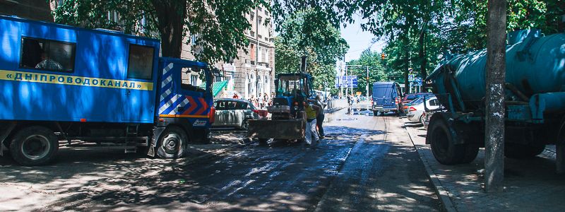 В Днепре улицу Титова затапливает водой