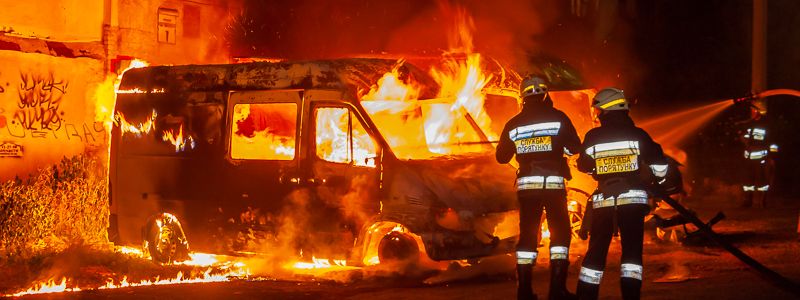 В Днепре на улице Святослава Храброго дотла сгорело два микроавтобуса Mercedes Sprinter