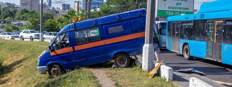 В Днепре на Новом мосту висит "ГАЗель": она в любой момент может врезаться в Comfy