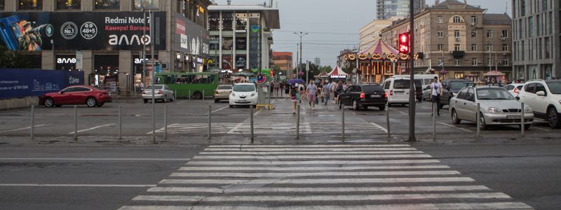 В Днепре на Героев Майдана, где задавили женщину, установили светофоры: люди продолжают бросаться под машины