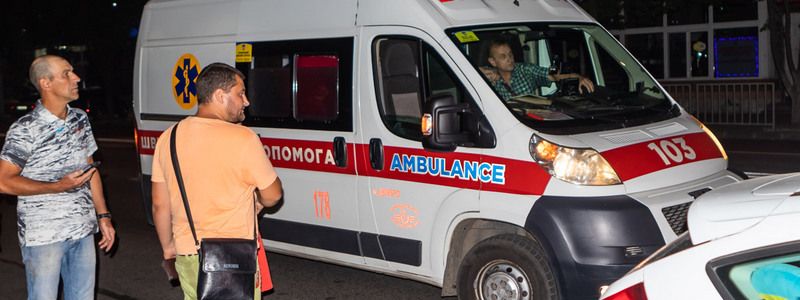 В Днепре на Сичеславской Набережной автомобиль сбил мужчину и скрылся: полиция ищет свидетелей