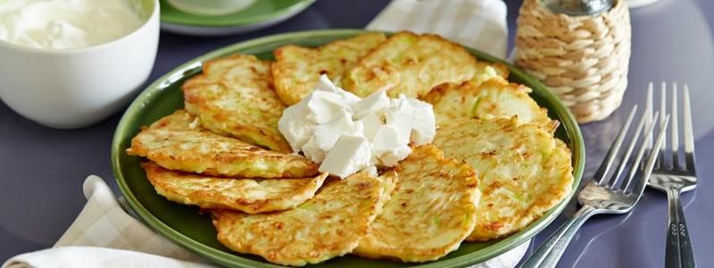 Полезные и вкусные рецепты: как приготовить оладьи из кабачков классические