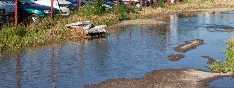 В Днепре несколько улиц залило водой: образовалось крупное озеро