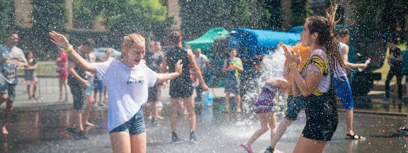 Водная битва в центре Днепра: фотографии мокрых девушек и парней