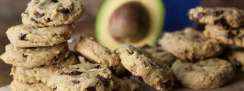 Полезные и вкусные рецепты: как приготовить шоколадное печенье из авокадо с овсянкой