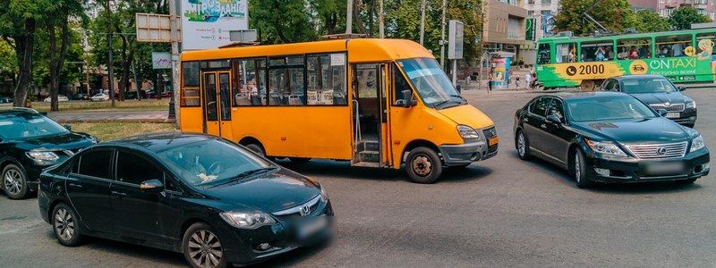 Женщина, которую переехала маршрутка в центре Днепра, умерла в больнице