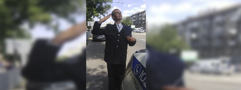В Днепре мужчина издевался над больной матерью и приставал к прохожим, притворяясь милиционером