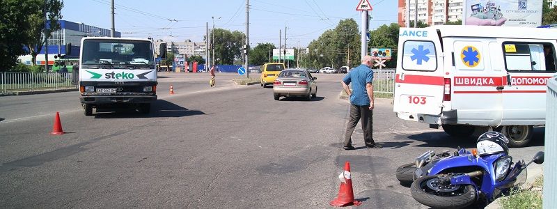 В Днепре возле "Эпицентра" столкнулись TATA и мотоцикл: пострадал мужчина