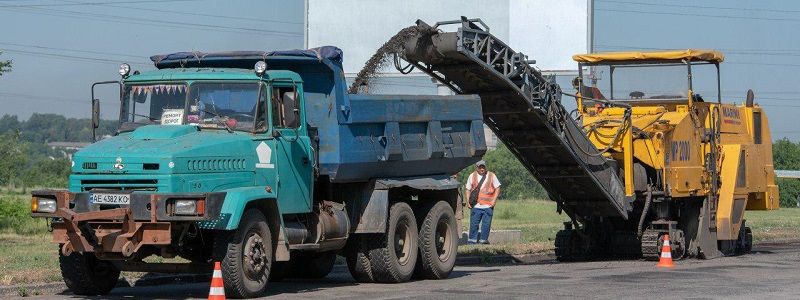 В Каменском продолжают ремонтировать дороги