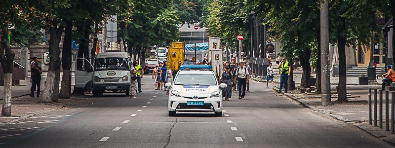 По центру Днепра прошла колонна с крестами и портретами