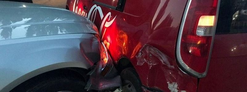 На Донецком шоссе столкнулись Chrysler и Skoda: разыскиваются свидетели