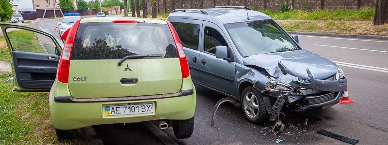 В Днепре на Криворожской Opel въехал в стоящий Mitsubishi: в салоне был годовалый ребенок