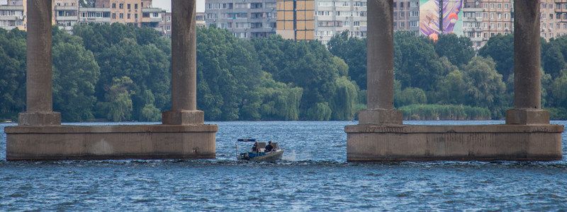 В Днепре спецслужбы искали утонувшего, пока тот шел по Новому мосту в трусах