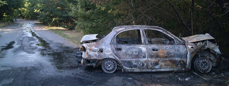 Под Днепром Lanos "убегал" от полиции, врезался в дерево и загорелся