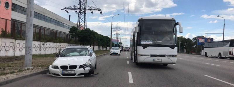 В Днепре на Набережной Заводской BMW врезался в Chevrolet, отлетел в автобус с пассажирами и потерял колесо