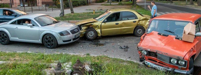 На Антоновича столкнулись "Жигули", Daewoo и Audi: пострадали женщина и мужчина