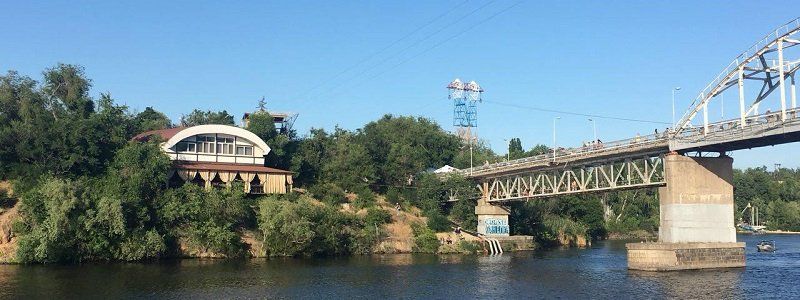 В Днепре полуголый мужчина хотел спрыгнуть с моста и стал героем соцсетей