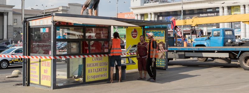 В Днепре возле железнодорожного вокзала снесли киоски на остановке