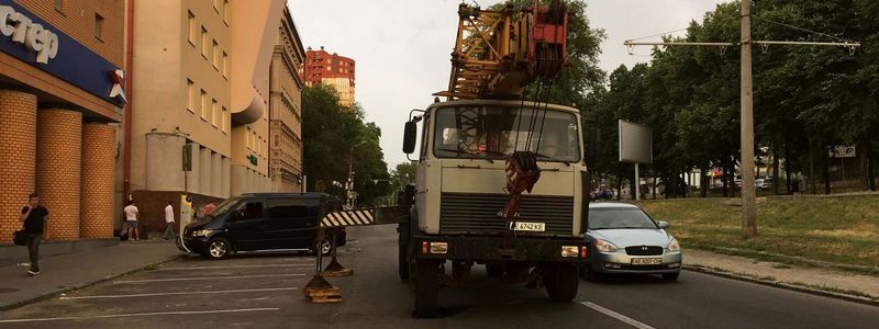 В центре Днепра под автокраном провалился асфальт